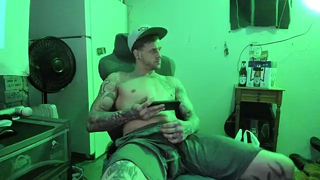 Snapshot of JamesMichael88 chatting on March 18, 12:19 am JamesMichael88 online show from March 18, 12:19 am