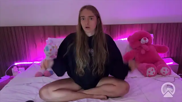 Snapshot of BabyMelie chatting on December 20, 9:34 am BabyMelie online show from December 20, 9:34 am