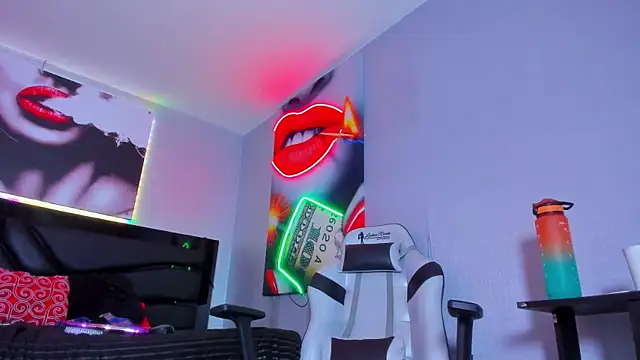 AlexaWatson  online show from February 10, 7:07 pm