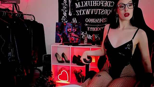 Snapshot of Miss_Alice__ chatting on June 24, 12:09 am Miss Alice online show from June 24, 12:09 am
