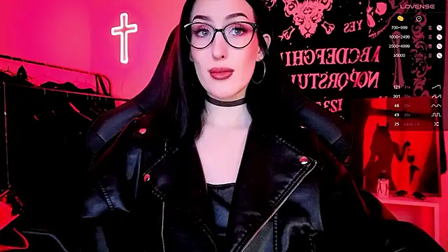 Miss Alice   online show from February 18, 11:45 pm