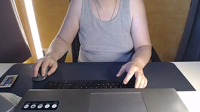 Snapshot of Sweet_Phoenix chatting on July 10, 7:19 am Sweet Phoenix online show from July 10, 7:19 am
