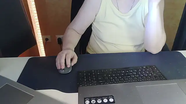 Snapshot of Sweet_Phoenix chatting on June 24, 8:02 am Sweet Phoenix online show from June 24, 8:02 am