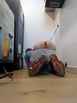 Snapshot of Cloudin_around chatting on March 6, 6:16 pm Cloudin around online show from March 6, 6:16 pm