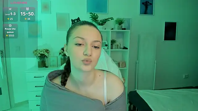 Snapshot of MiaVixxen chatting on September 28, 4:08 am MiaVixxen online show from September 28, 4:08 am