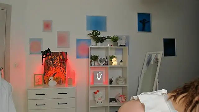 Snapshot of MiaVixxen chatting on October 25, 4:44 am MiaVixxen online show from October 25, 4:44 am