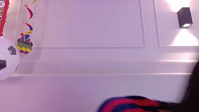 Snapshot of NaomiKlarc chatting on June 18, 11:37 am NaomiKlarc online show from June 18, 11:37 am