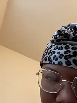 Snapshot of DamnBubbles chatting on February 6, 4:58 pm DamnBubbles online show from February 6, 4:58 pm