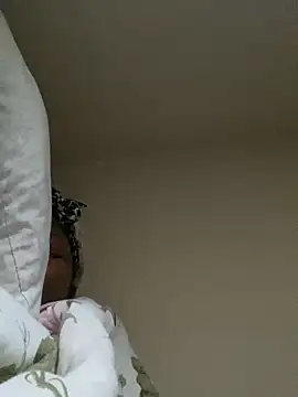 Snapshot of DamnBubbles chatting on February 7, 12:28 pm DamnBubbles online show from February 7, 12:28 pm