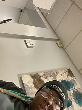 Snapshot of DamnBubbles chatting on January 19, 12:17 am DamnBubbles online show from January 19, 12:17 am