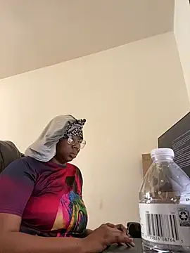 Snapshot of DamnBubbles chatting on February 10, 6:13 pm DamnBubbles online show from February 10, 6:13 pm