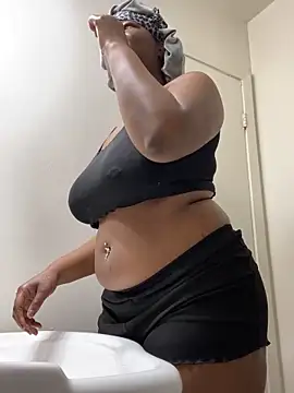 Snapshot of DamnBubbles chatting on January 24, 4:28 pm DamnBubbles online show from January 24, 4:28 pm