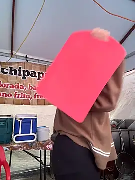 mamifresita online show from December 17, 10:15 pm