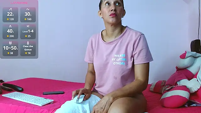 Snapshot of latinabueno41 chatting on October 16, 12:41 am latinabueno41 online show from October 16, 12:41 am