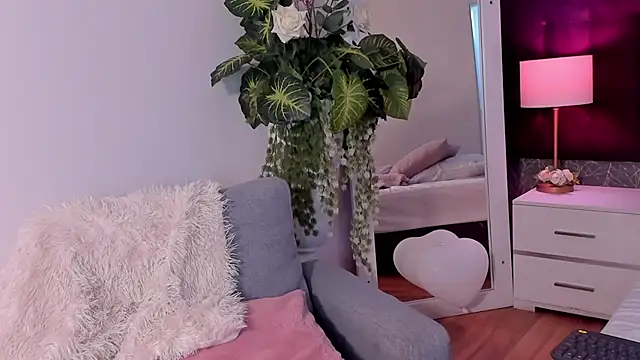 LiaCathaleya online show from October 6, 8:20 pm