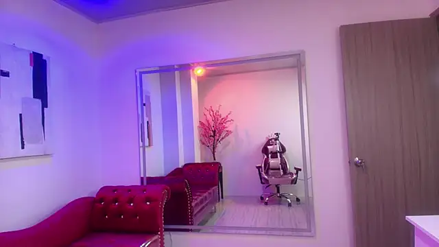 Snapshot of Katiie_amber chatting on January 7, 10:19 pm Katiie amber online show from January 7, 10:19 pm