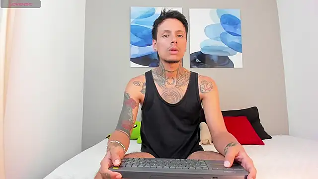 Snapshot of Emilio_Wolf chatting on January 23, 10:43 am Emilio Wolf online show from January 23, 10:43 am