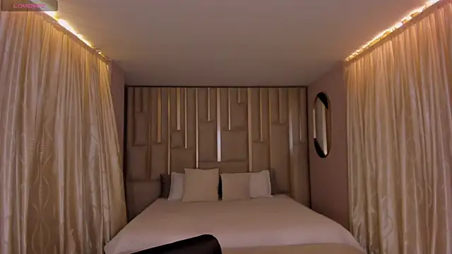 NiaSalvatore online show from December 14, 5:51 pm