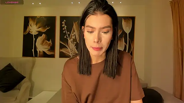 NiaSalvatore online show from April 19, 5:25 pm