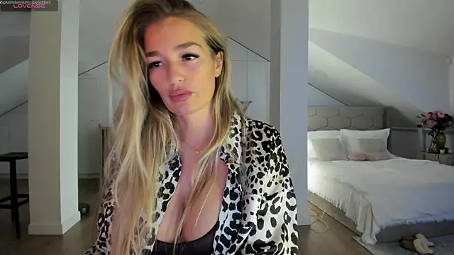 Yourhotqueeen online show from November 17, 10:58 pm