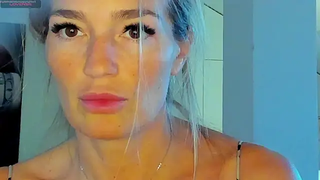 Yourhotqueeen online show from May 12, 4:57 pm