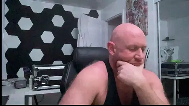 Snapshot of ozmit chatting on January 12, 1:11 am ozmit online show from January 12, 1:11 am