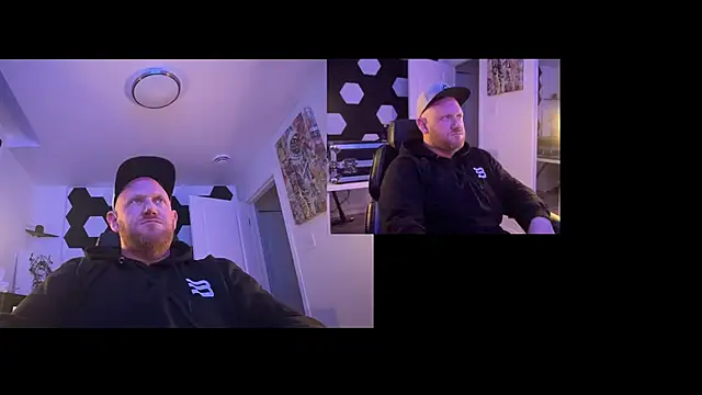 Snapshot of ozmit chatting on January 13, 3:23 am ozmit online show from January 13, 3:23 am