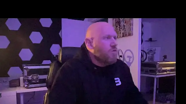 Snapshot of ozmit chatting on January 23, 3:05 am ozmit online show from January 23, 3:05 am