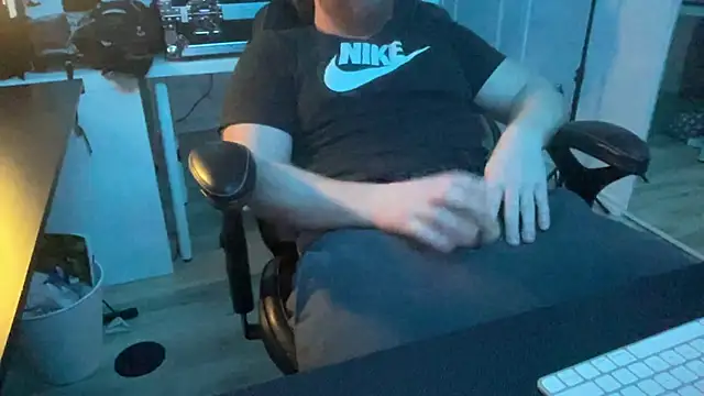 Snapshot of ozmit chatting on January 2, 10:11 pm ozmit online show from January 2, 10:11 pm