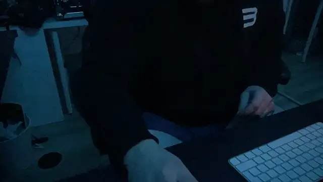 Snapshot of ozmit chatting on January 4, 6:09 am ozmit online show from January 4, 6:09 am