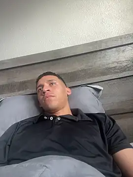 Snapshot of leisurelycriminal chatting on December 18, 6:01 pm leisurelycriminal online show from December 18, 6:01 pm