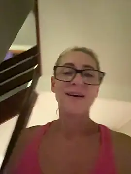 Snapshot of RoxytheBluepill chatting on January 12, 7:10 pm RoxytheBluepill online show from January 12, 7:10 pm