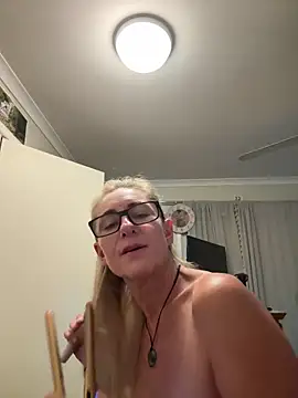 Snapshot of RoxytheBluepill chatting on January 13, 9:08 am RoxytheBluepill online show from January 13, 9:08 am