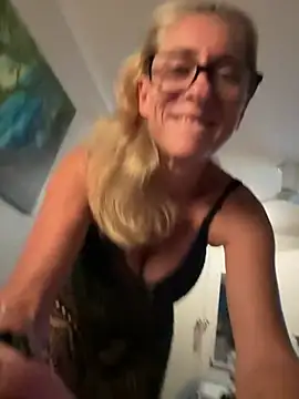 Snapshot of RoxytheBluepill chatting on January 12, 4:08 pm RoxytheBluepill online show from January 12, 4:08 pm