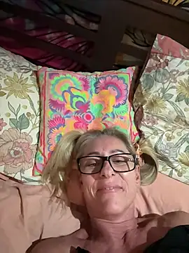 Snapshot of RoxytheBluepill chatting on January 17, 1:56 pm RoxytheBluepill online show from January 17, 1:56 pm