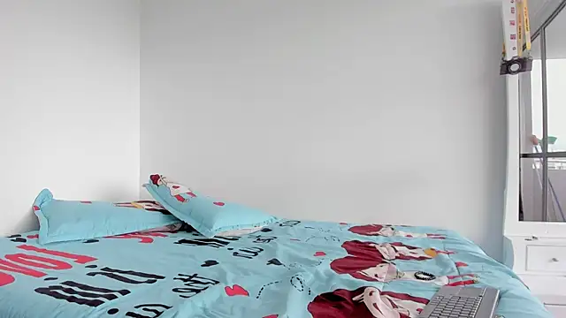 Laurensmith9 online show from February 11, 1:00 pm