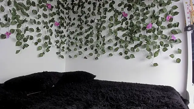 Laurensmith9 online show from April 8, 1:34 pm