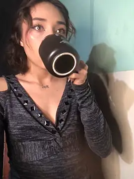 Snapshot of NickiYoung chatting on January 19, 6:53 am NickiYoung online show from January 19, 6:53 am