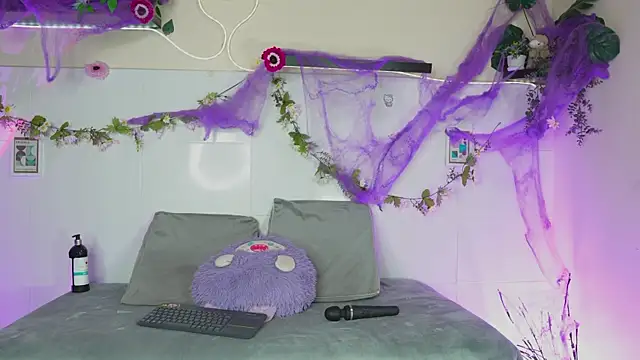 bri cullen online show from October 24, 2:43 am