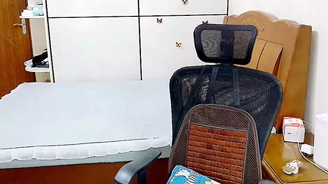 Snapshot of Strawberry_baby chatting on October 12, 1:23 pm Strawberry baby online show from October 12, 1:23 pm