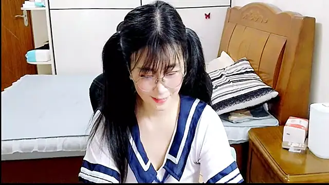 Snapshot of Strawberry_baby chatting on October 14, 4:35 am Strawberry baby online show from October 14, 4:35 am