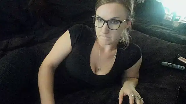 Snapshot of Kitty_DaCocks chatting on November 10, 11:32 pm Kitty DaCocks online show from November 10, 11:32 pm