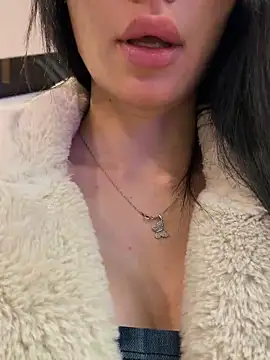 Maddy Jones online show from December 5, 9:23 pm