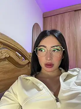 Maddy Jones online show from April 17, 3:31 am