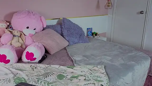 Snapshot of Charlotte__Miller chatting on November 17, 12:20 pm Charlotte Miller online show from November 17, 12:20 pm