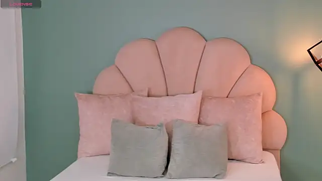 victoria camm online show from December 5, 12:15 pm