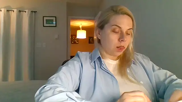 Snapshot of HappyIva chatting on November 14, 6:06 am HappyIva online show from November 14, 6:06 am