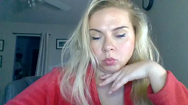 Snapshot of HappyIva chatting on October 19, 5:37 pm HappyIva online show from October 19, 5:37 pm