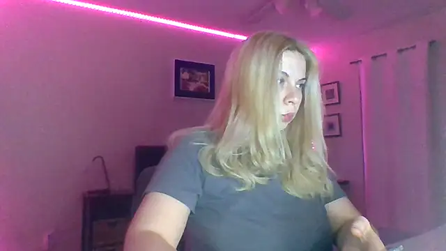 Snapshot of HappyIva chatting on December 2, 5:31 am HappyIva online show from December 2, 5:31 am