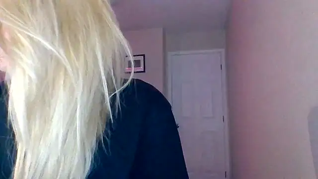 Snapshot of HappyIva chatting on October 26, 2:23 am HappyIva online show from October 26, 2:23 am